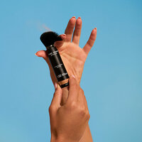 Marc Inbane Tinted SPF50 Powder sfeer hand