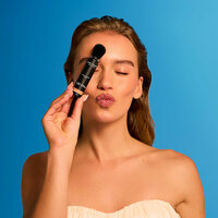 Marc Inbane Tinted SPF50 Powder sfeer model