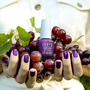 OPI Achieve Grapeness - Nature Strong - sfeer