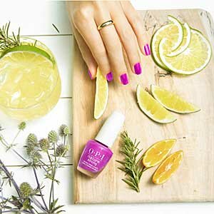 OPI Thistle make you Bloom - Nature Strong - sfeer