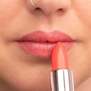 Loye model met lipstick